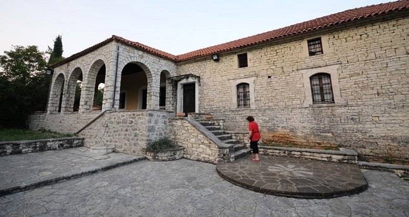Το πέτρινο κτίριο του Λαογραφικού Μουσείου Πωγωνιανής