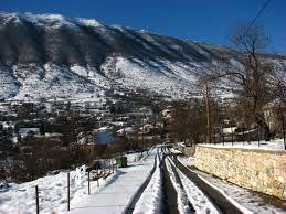 Χειμερινή άποψη της Πωγωνιανής με βουνό στο βάθος